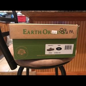 New in box Earth Original wool clogs.